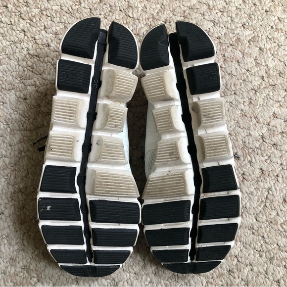Women’s On Cloud white/black athletic shoes. Size 8.5 - Picture 4 of 8
